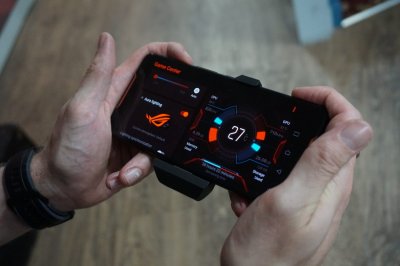 https://www.kricom.id/gambar/berita/2018/12/ROG-Phone-game-centre-51636-400x286.jpg